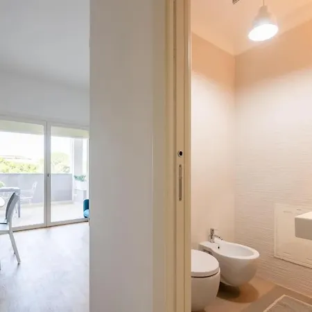 Maison Blaesia - Beachfront Modern Sea Loft דירה בארי