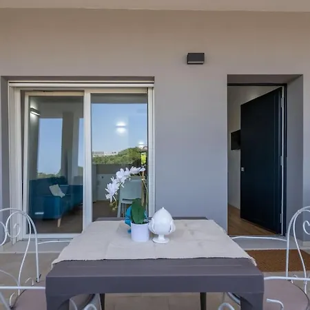 דירה Maison Blaesia - Beachfront Modern Sea Loft בארי