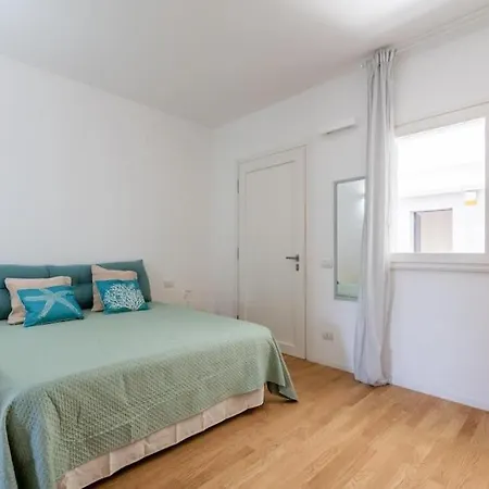 Maison Blaesia - Beachfront Modern Sea Loft דירה *