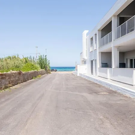Maison Blaesia - Beachfront Modern Sea Loft בארי