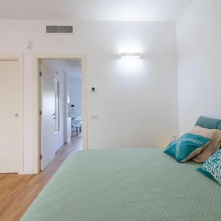 Maison Blaesia - Beachfront Modern Sea Loft Bari